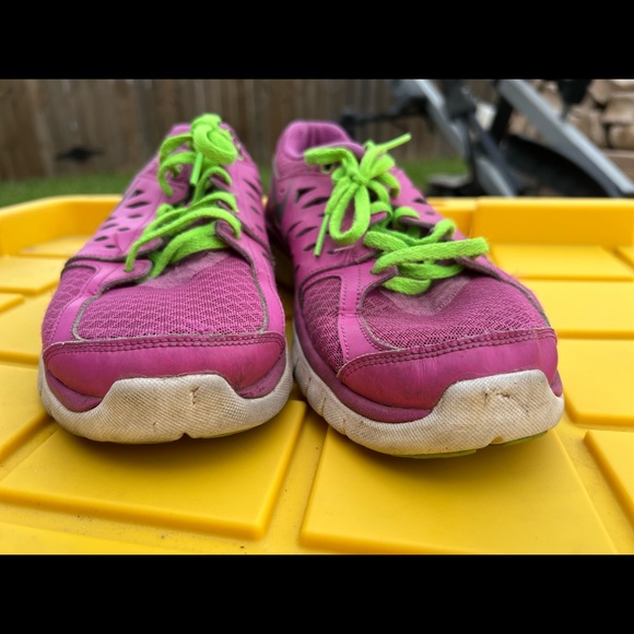 Nike Purple Walking/Running Shoes 8.5 women’s - Picture 3 of 4